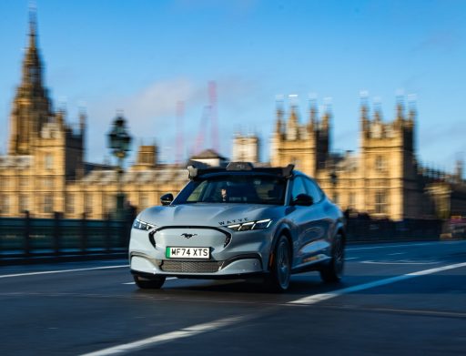 런던 시내를 주행 중인 웨이브의 자율주행 테스트 차량